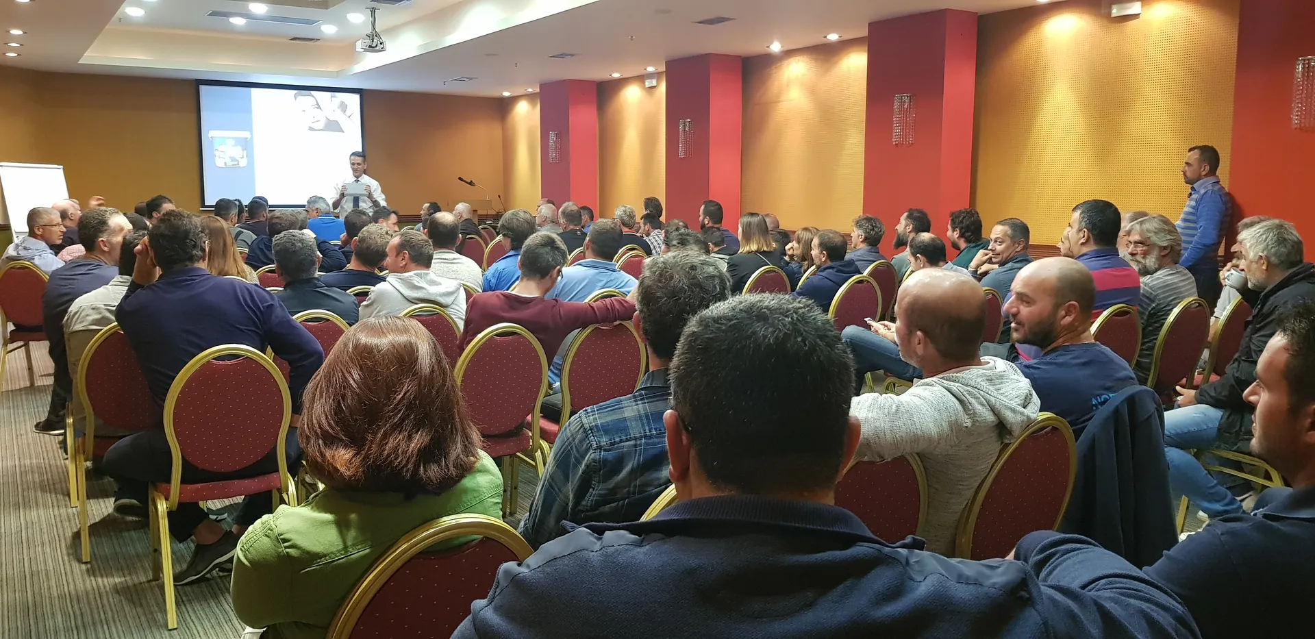 Ολοκληρώθηκε με μεγάλη επιτυχία, ο κύκλος των τεχνικών ενημερώσεων της DUROSTICK, στην Κρήτη.

31 Οκτωβρίου 2018 Χανιά
7 Νοεμβρίου 2018 Ρέθυμνο
19 Νοεμβρίου 2018 Ηράκλειο
3 Δεκεμβρίου 2018 Άγιος Νικόλαος
5 Δεκεμβρίου 2018 Σητεία
Με αιχμή του δόρατος’ το νέο καινοτόμο πολυχρηστικό προϊόν dB Block, άνοιξε η ‘βεντάλια’ των τεχνικών παρουσιάσεων στο νησί.
Το Αντιρηγματικό, Αντικαραδασμικό, Στεγανωτικό, Θερμομονωτικό, Συγκολλητικό και Ηχομονωτικό, νέο προϊόν της DUROSTICK, κέρδισε το ενδιαφέρον των προσκεκλημένων συμμετεχόντων και εντυπωσίασε με την ρεαλιστική παρουσίαση των ιδιοτήτων του.
Στις διαδραστικές παρουσιάσεις του, συμμετείχαν ενεργά όλοι οι τεχνίτες που παρακολούθησαν, ενώ άμεσα ανακάλυψαν νέους τρόπους να διαχειριστούν τα τεχνικά ζητήματα των έργων τους, που πριν το dB Block απαιτούσαν τη χρήση πολλών και διαφορετικών προϊόντων.
Στα θέματα που παρουσιάστηκαν, εμπεριέχονταν τα επισκευαστικά υλικά σκυροδέματος και τοιχοποιίας, στεγανωτικά υλικά και συστήματα θερμοστεγάνωσης ταρατσών, εποξειδικά συστήματα και βαφές, αλλά και η εξέλιξη των πατητών τσιμεντοκονιών.
Στο δείπνο που έκλεινε την κάθε εκδήλωση, η ομάδα των πωλήσεων της DUROSTICK που υποστήριξε τις παρουσιάσεις, είχε την ευκαιρία σε φιλικό περιβάλλον να μοιραστεί γνώση και εμπειρίες με κάθε συμμετέχοντα.
Το ραντεβού ανανεώθηκε για την καινούργια χρονιά.